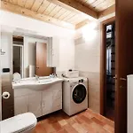 Willow House By Quokka 360 - In The Historic Village Of Appartement Sala Comacina